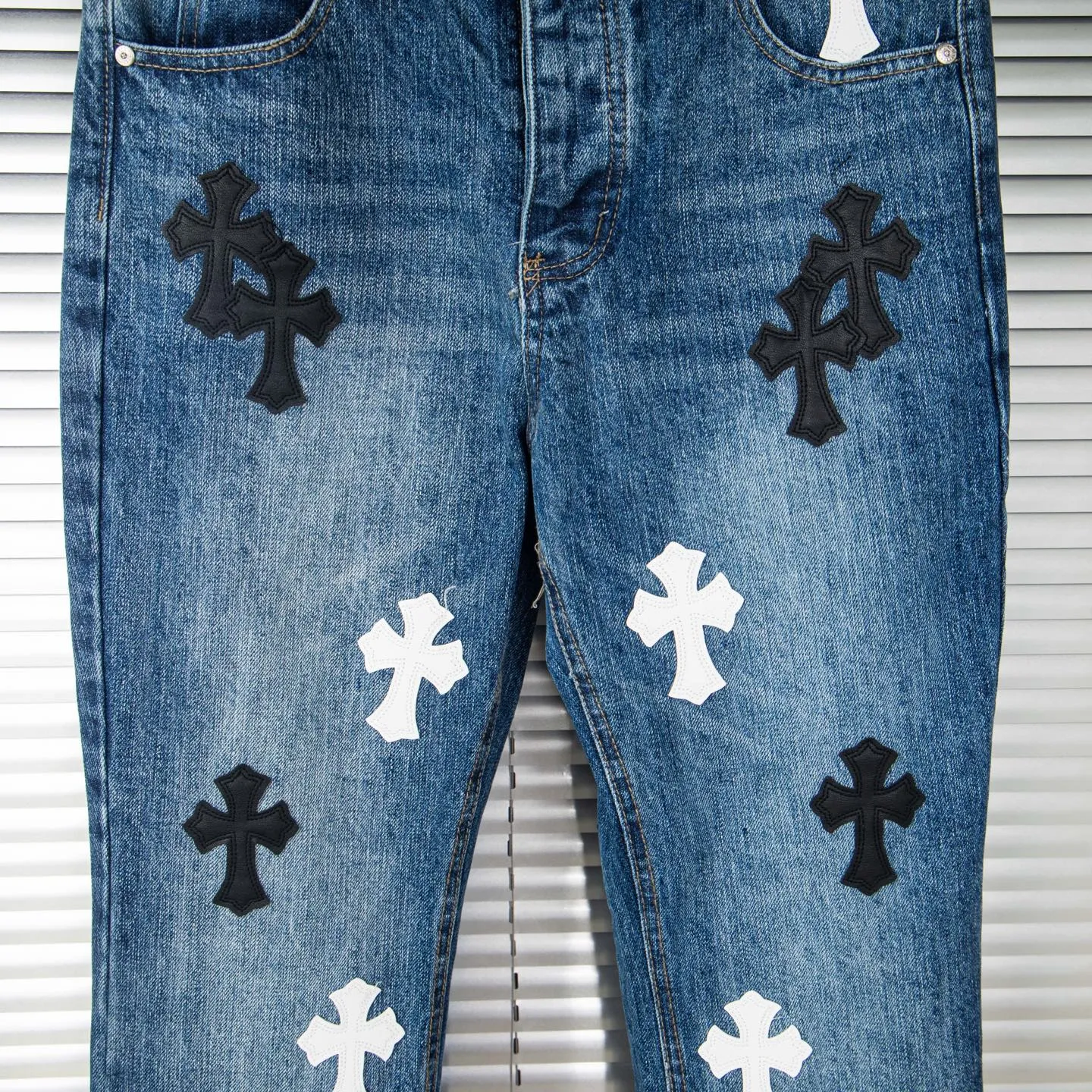 P240 Chrome Hearts Chrome Hearts blue pants, black and white multi-leather jeans, multi-leather label work jeans, ch jeans, all need to be washed and then disassembled and hand-stitched with sheepskin cross leather and then spliced to complete. The whole process is too complicated to describe. About Chrome Hearts This is an extremely luxurious fashion brand that can also be called the nobility of the high street. It has always been an exclusive brand for some hipsters or rich second generations. Compared with ordinary high streets, it is more luxurious and noble. Compared with luxury brands, it is more fashionable and individual. It has always been a brand that I have a special liking for. Style number: 1790# Color: blue Size: 28 30 32 34 36